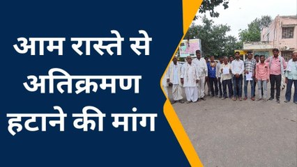 करौली: ग्रामीणों ने कलेक्ट्रेट पर किया प्रदर्शन, जानें क्या है मांग?