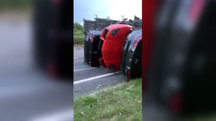 İngiltere'de milyonluk kaza! Tır devrildi, lüks otomobiller yola savruldu