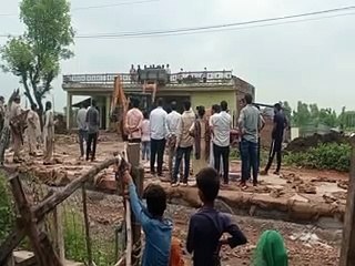 न्यायालय के आदेश पर 20 अतिक्रमण हटाए, विरोध करने पर दो जनों को पकड़ा-video
