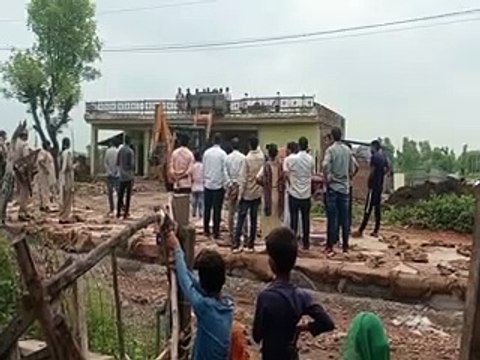 न्यायालय के आदेश पर 20 अतिक्रमण हटाए, विरोध करने पर दो जनों को पकड़ा-video