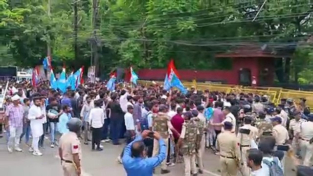 रिजल्ट में गड़बड़ी व लेटलतीफी पर फूटा गुस्सा, पुलिस ने चलाई वाटर कैनन, भांजी लाठियां