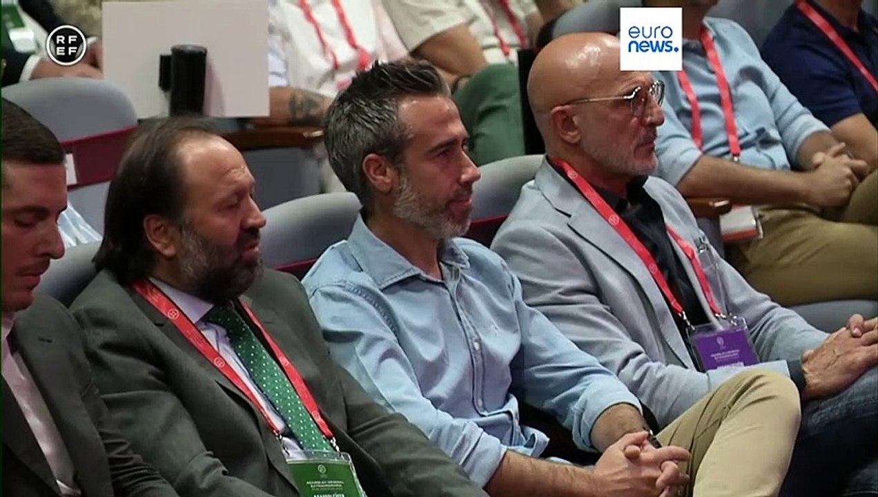 Скандал с поцелуем футболистки: глава RFEF отка...