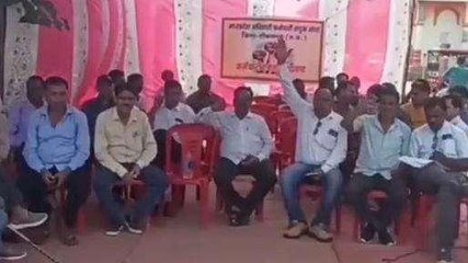 टीकमगढ़: सरकार के खिलाफ लामबंद हुए कर्मचारी,तालाबंदी कर दिया धरना