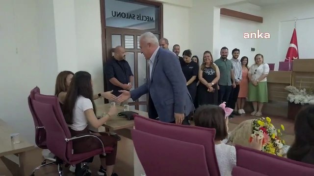 Le maire d'Efeler, Mehmet Fatih Atay, a rencontré les étudiants des cafés du livre