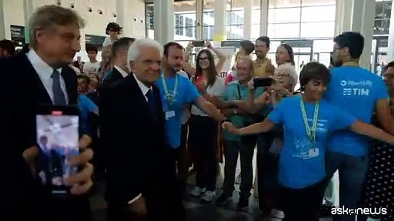 Bagno di folla per Mattarella al Meeting Rimini: "Grazie presidente"