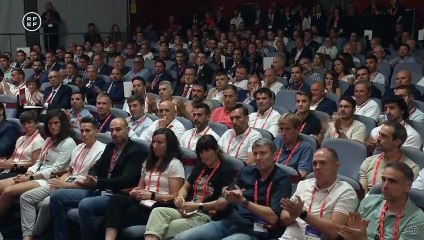 Presidente do futebol espanhol se recusa a renunciar após beijo forçado