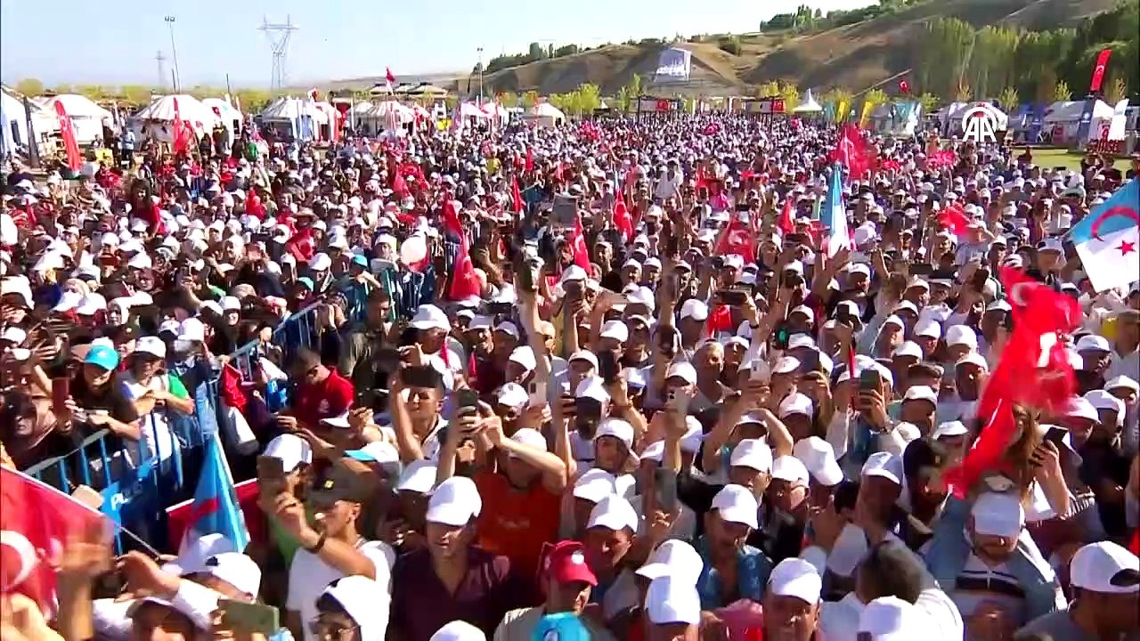 Cumhurbaşkanı Erdoğan, Ahlat'ta Selçuklu mezarlığını ziyaret etti