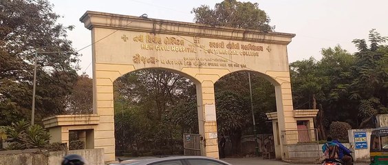 Surat Video : डंपर के पीछे कार टकराने से महिला समेत दो की मौत