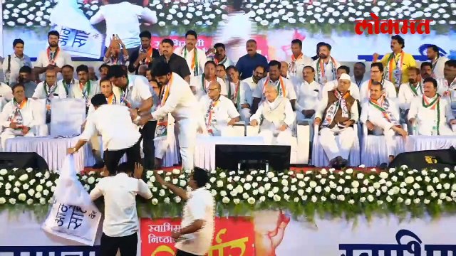 हातात बॅनर घेऊन तो स्टेजवर पोहचला, शरद पवारांनी काय केलं
