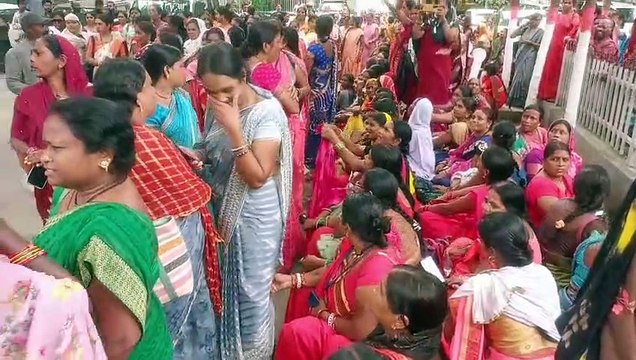 मानदेय और प्रोत्साहन राशि नहीं मिलने पर 1 हजार से अधिक मितानिनों ने किया कलेक्टोरेट के सामने चक्काजाम
