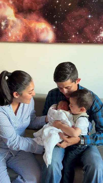 Un frère rencontre sa petite sœur pour la première fois