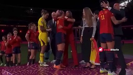 Video herunterladen: El beso de Luis Rubiales a Jenni Hermoso que cuasó polémica en España