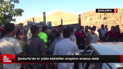 Şanlıurfa'da tır yolda bekletilen araçların arasına daldı