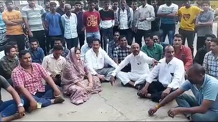 थाना परिसर में लगे पुलिस की गुंडागर्दी नहीं चलेगी के नारे देखे Video