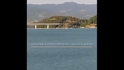 Incendio a Reggello, il Canadair fa rifornimento nel lago di Bilancino