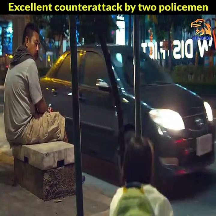 Excellent counterattack by two policemen