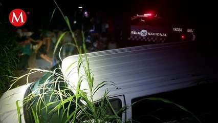 En Veracruz, vuelca camioneta con 27 migrantes