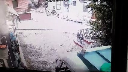 मलबे से भरा डम्पर मोड़ लेते ही सड़क में धंसा, देखें Live Video...
