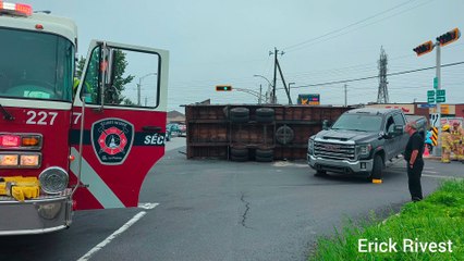 Remorque renversée (Le Reflet - Erick Rivest)