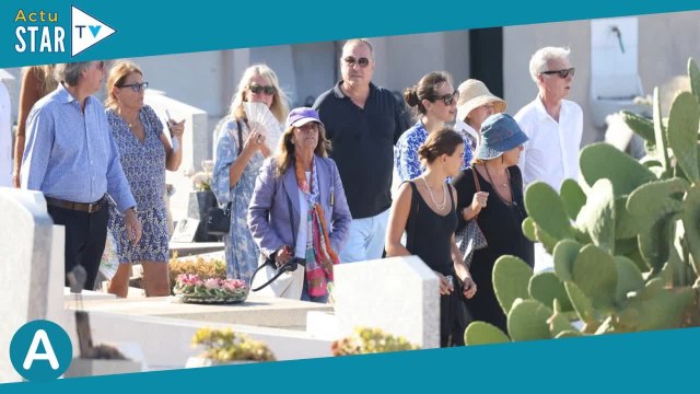 Obsèques de Pierre Cornette de Saint Cyr la soeur de Chantal Goya et Lisa Azuelos endeuillées, les