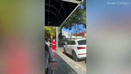 Sidney'in en lüks semtinde bir çift, perdelerini açık bıraktıkları pencerenin önünde ilişkiye girdi