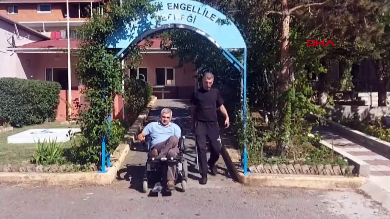 L'homme qui se trouvait sous les décombres lors du tremblement de terre s'est relevé grâce à la prothèse
