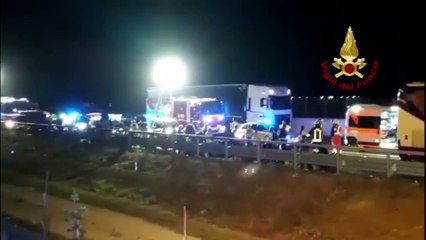 Scontro fra pullman e tir sull’A4 in direzione Trieste, le immagini