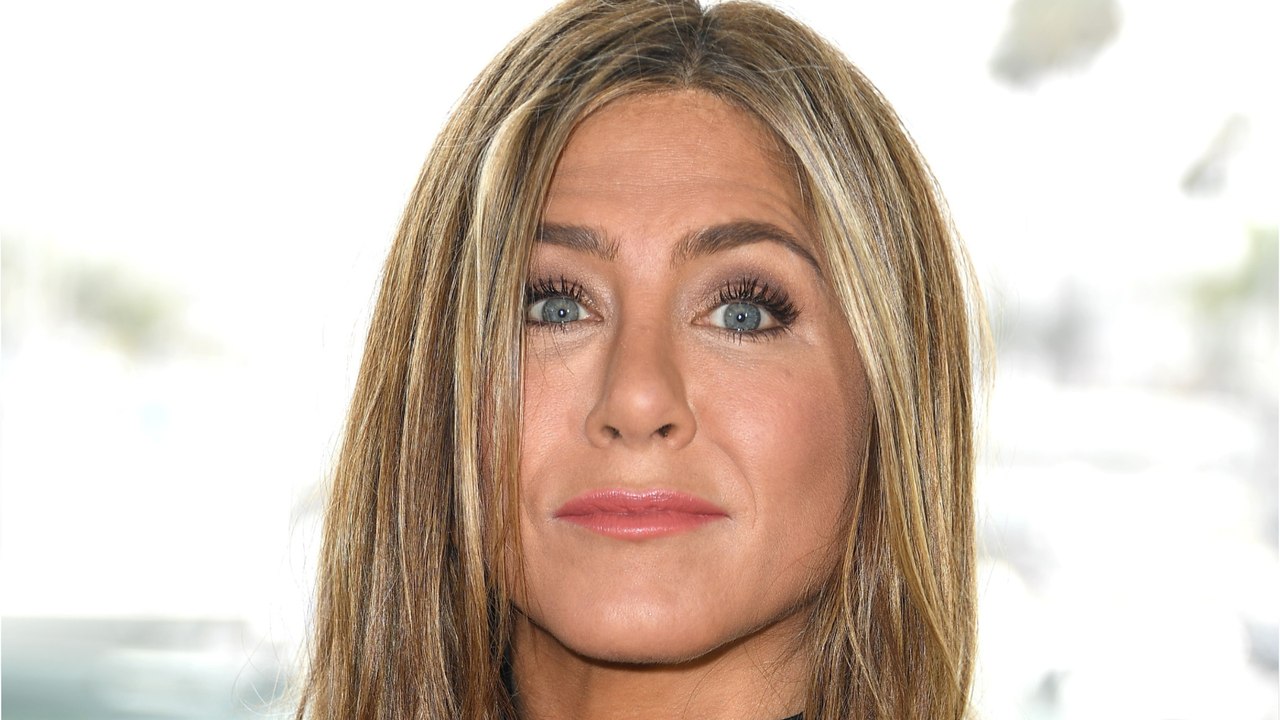 GALA VIDÉO - Jennifer Aniston : ce drôle d’ingrédient dont elle ne se sépare jamais en vacances !