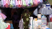 À l'approche de la rentrée scolaire, les couturiers d'Abidjan font de bonnes affaires avec la confection de tenues scolaires