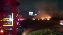 Bombeiros combatem incêndio em vegetação na Rua Mario Corradi no Veneza