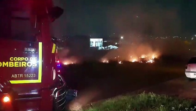 Bombeiros combatem incêndio em vegetação na Rua Mario Corradi no Veneza