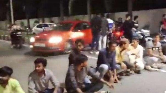 अलीगढ़: एएमयू हॉस्टल में छात्रों को मिलने वाले खाने में निकले कीड़े, धरने पर बैठे