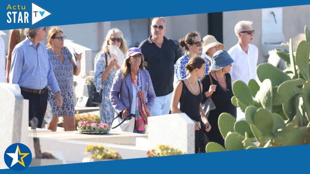 Obsèques de Pierre Cornette de Saint Cyr la soeur de Chantal Goya et Lisa Azuelos endeuillées, les