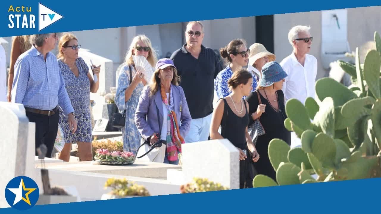 Obsèques de Pierre Cornette de Saint Cyr  la soeur de Chantal Goya et Lisa Azuelos endeuillées, les