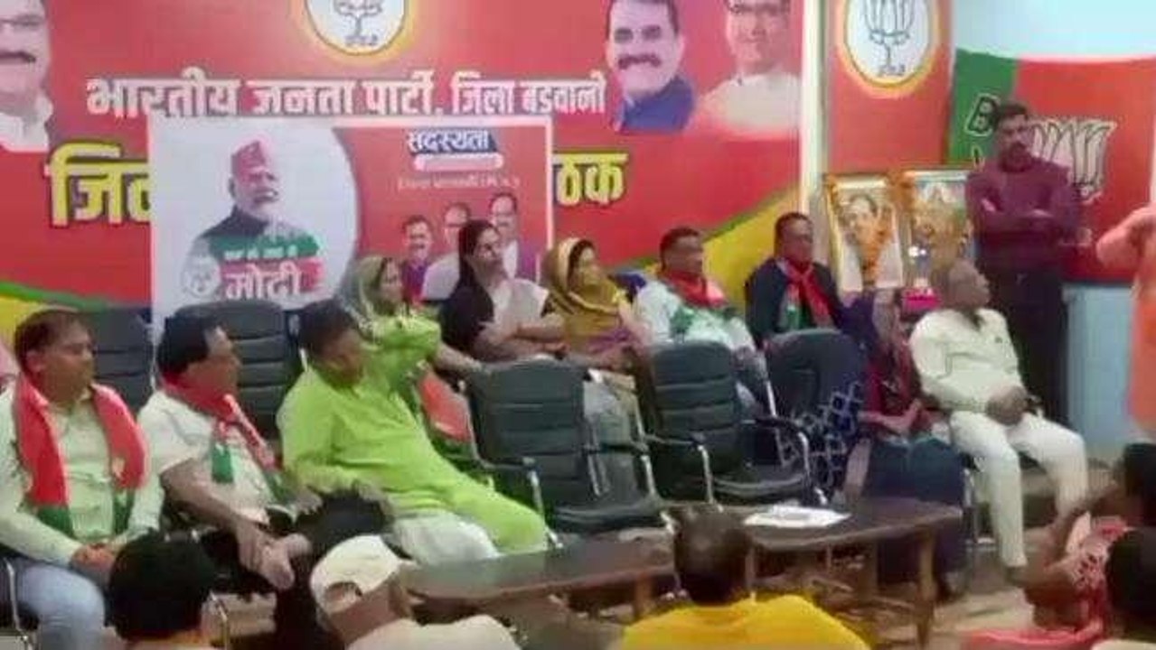 बड़वानी: गुजरात से आए विधायक ने की प्रेस कांफ्रेंस, की विकास कार्यों की प्रशंसा