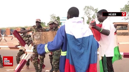 Nijer'de cunta destekçileri Fransız üssünün önünde topland