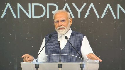 चंद्रयान-3 की सफलता पर बधाई देने ISRO  सेंटर पहुंचे PM मोदी, वैज्ञानिकों को संबोधित करने के दौरान हुए भावुक