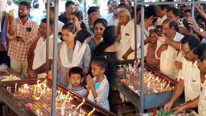 പ്രിയപ്പെട്ട കുഞ്ഞുഞ്ഞിന്റെ ഓർമയിൽ വികാരഭരിതരായി ജനക്കൂട്ടം | Oommen Chandy | Puthuppally