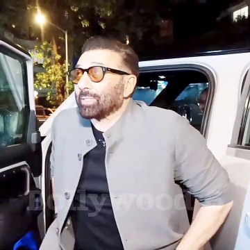 Mob surrounds Sunny Deol and Bobby Deol, demands this from Sunny after the film 'Gadar 2' #Gadar2 #SunnyDeol #BobbyDeol