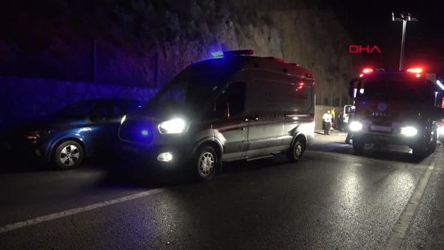 Kamyonet TIR'a Arkadan Çarptı: Sürücü Sıkıştı