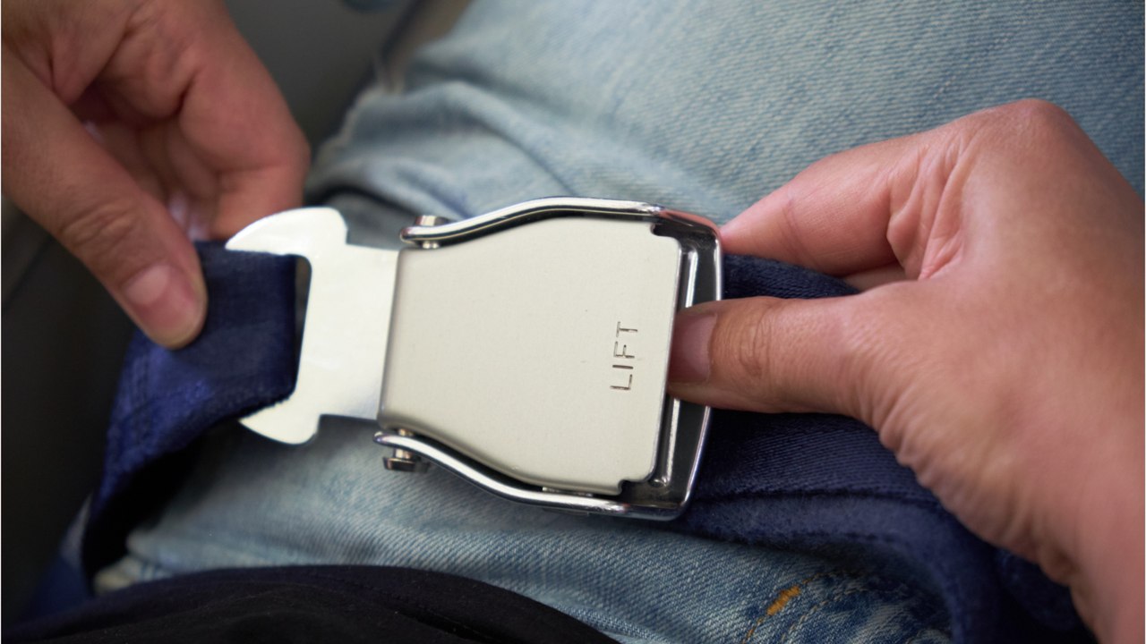 Une mère refuse d'attacher la ceinture de sécurité de ses enfants, le vol fait demi-tour