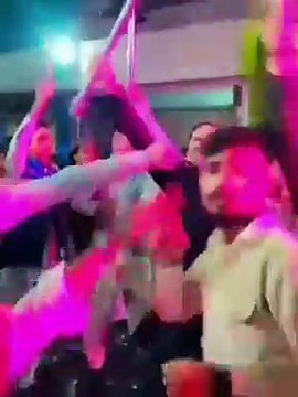 बेखौफ गुंडे-बदमाश.. तलवार से काटा बर्थडे केक, वायरल हो रहा ये VIDEO