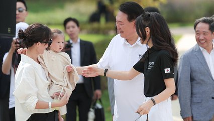 尹 부부, 용산어린이정원 다둥이 행사 '깜짝 방문' / YTN