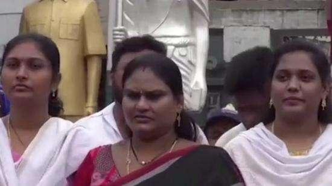ఎన్టీఆర్ జిల్లా: మహిళతో వైసీపీ నేత అసభ్య ప్రవర్తన... భగ్గుమన్న...