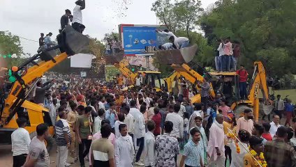 Video : खेल राज्यमंत्री की कावड़ यात्रा का जगह-जगह  स्वागत हुआ, जेसीबी मशीनों से की पुष्प वर्षा