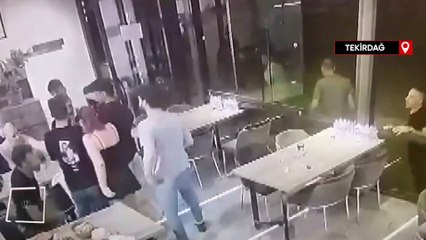 Çorbacıda masa ve sandalyelerin havada uçuştuğu kavga