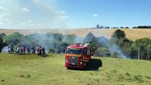Corpo de Bombeiros combate incêndio em vegetação no Riviera