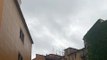 Maltempo a Milano, pioggia battente e le nuvole corrono veloci
