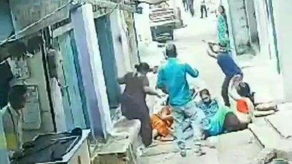 नर्मदापुरम: युवक के साथ मारपीट करने का वीडियो सीसीटीवी कैमरा में हुआ- जानिए मामला..