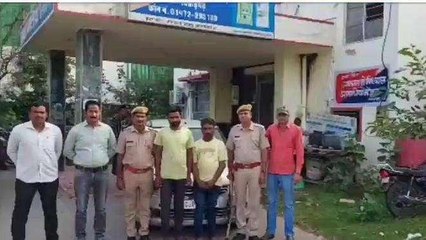 चित्तौड़गढ़: लग्‍जरी कार में ले जा रहे थे अवैध डोड़ा चूरा, पुलिस ने दिखाई हवालात